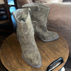 Size 6.5 faux suede dark green/brown boots. Heel height it almost 4 inches.